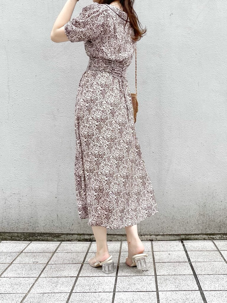 その他のサンダル、ブラウン系のワンピースを着用したレディースの夏コーディネートの2枚目の写真