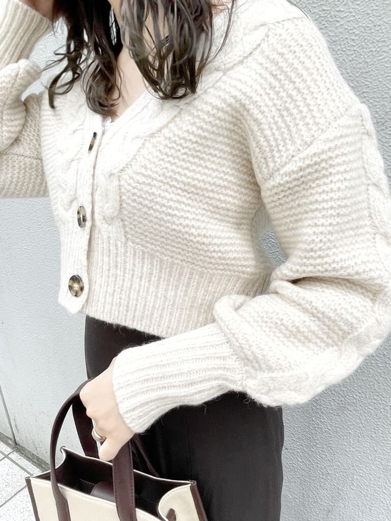 ホワイト系のカーディガン/ボレロ、ブラウン系のスカート、ベージュ系のブーツを着用したレディースの秋コーディネートの4枚目の写真