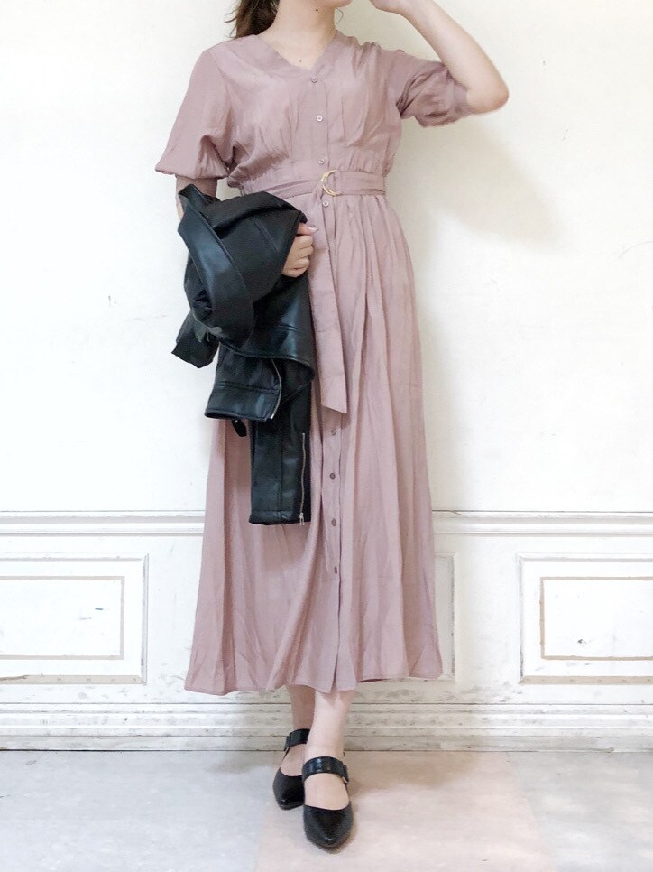 ブラック系のパンプス、ブラック系のライダースジャケット、ピンク系のワンピースを着用したレディースの秋コーディネートの3枚目の写真