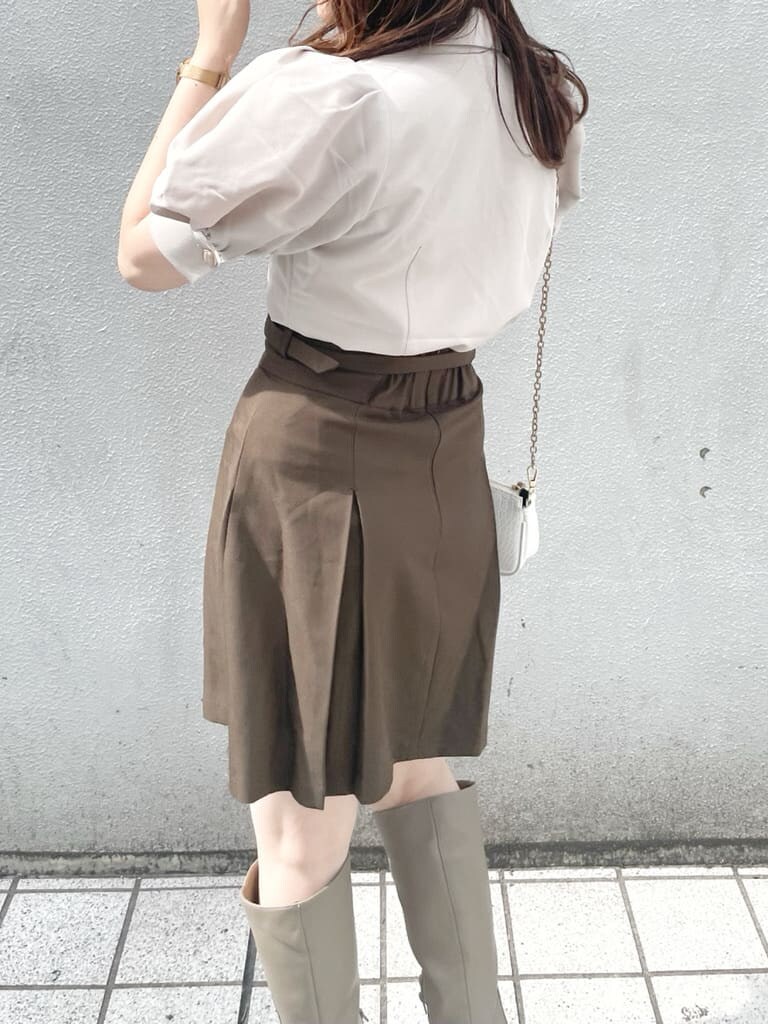 ベージュ系のブーツ、ブラウン系のスカート、ベージュ系のシャツ/ブラウスを着用したレディースの秋コーディネートの5枚目の写真