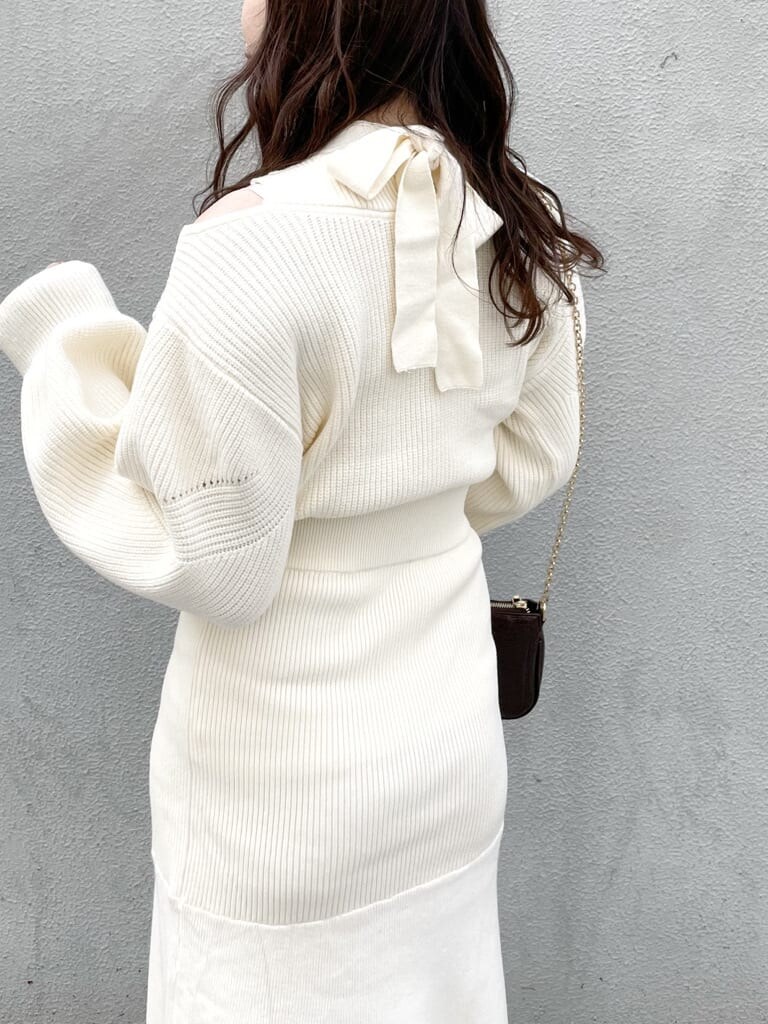 ベージュ系のブーツ、ホワイト系のワンピース、ブルー系のチェスターコートを着用したレディースの冬コーディネートの7枚目の写真