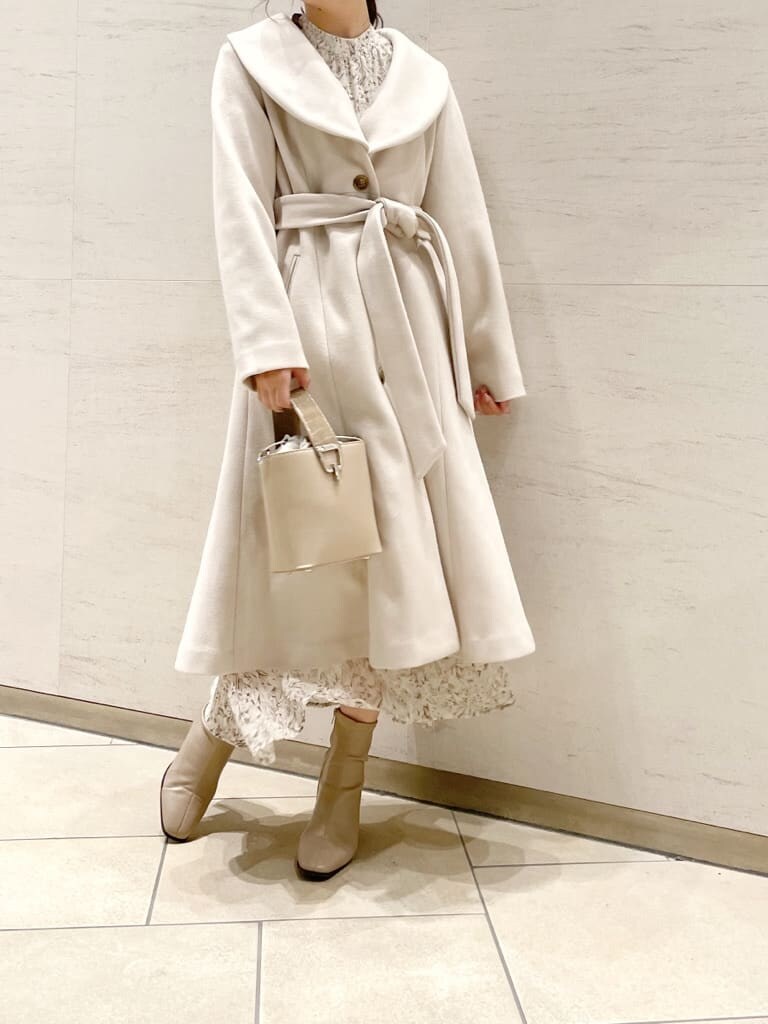 ホワイト系のその他アウター、ホワイト系のワンピース、ベージュ系のブーツを着用したレディースの夏コーディネートの7枚目の写真
