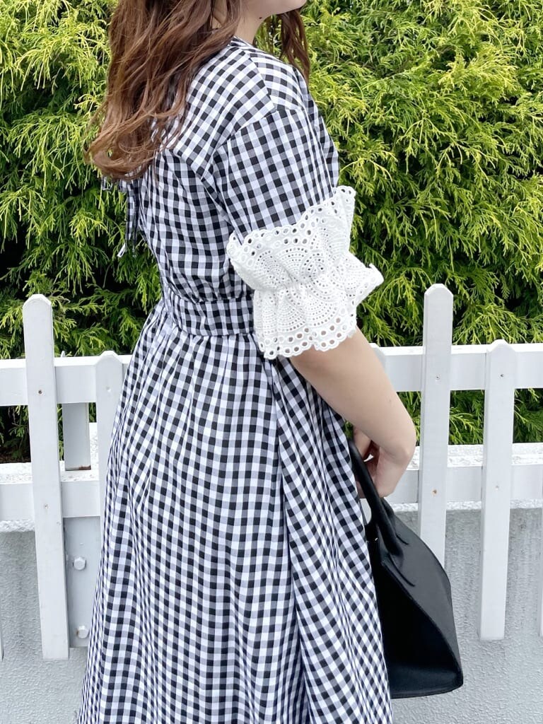 その他のワンピース、ホワイト系のパンプス、ブラック系のハンドバッグを着用したレディースの春コーディネートの4枚目の写真