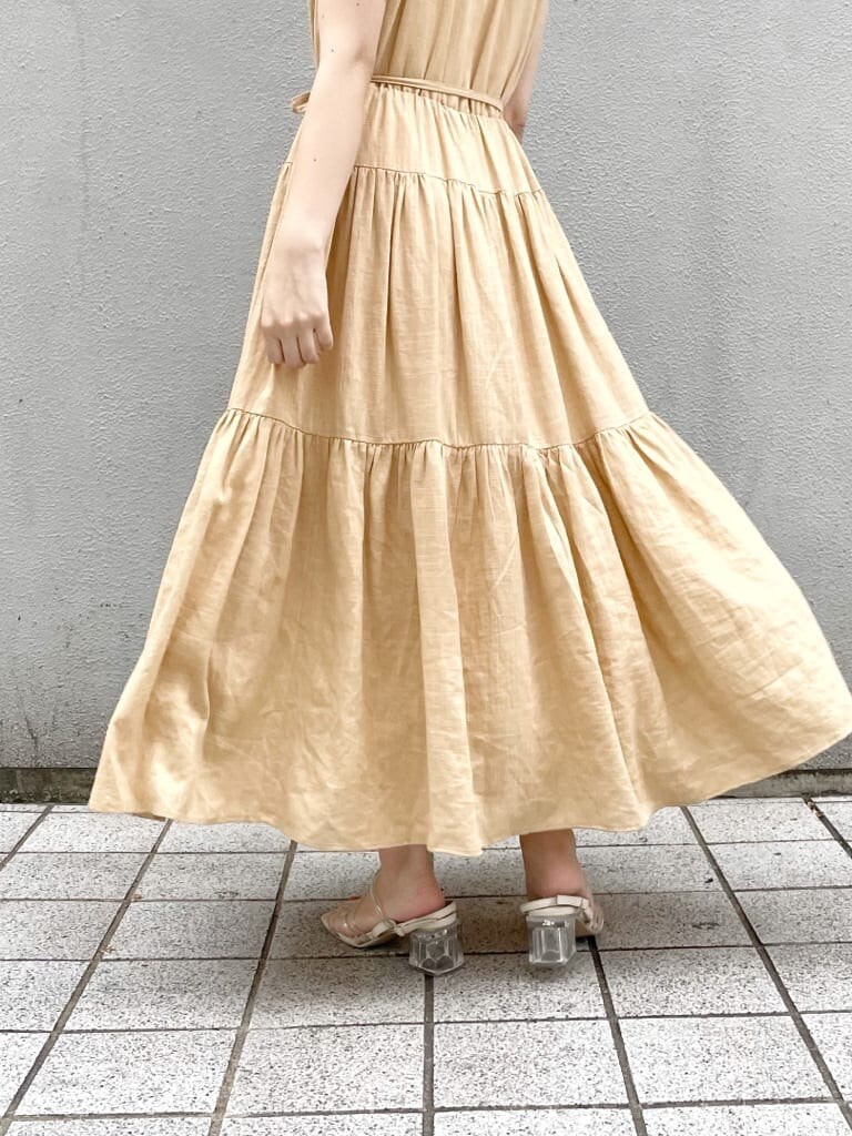 イエロー系のワンピース、ホワイト系のシャツ/ブラウス、その他のサンダルを着用したレディースの夏コーディネートの8枚目の写真