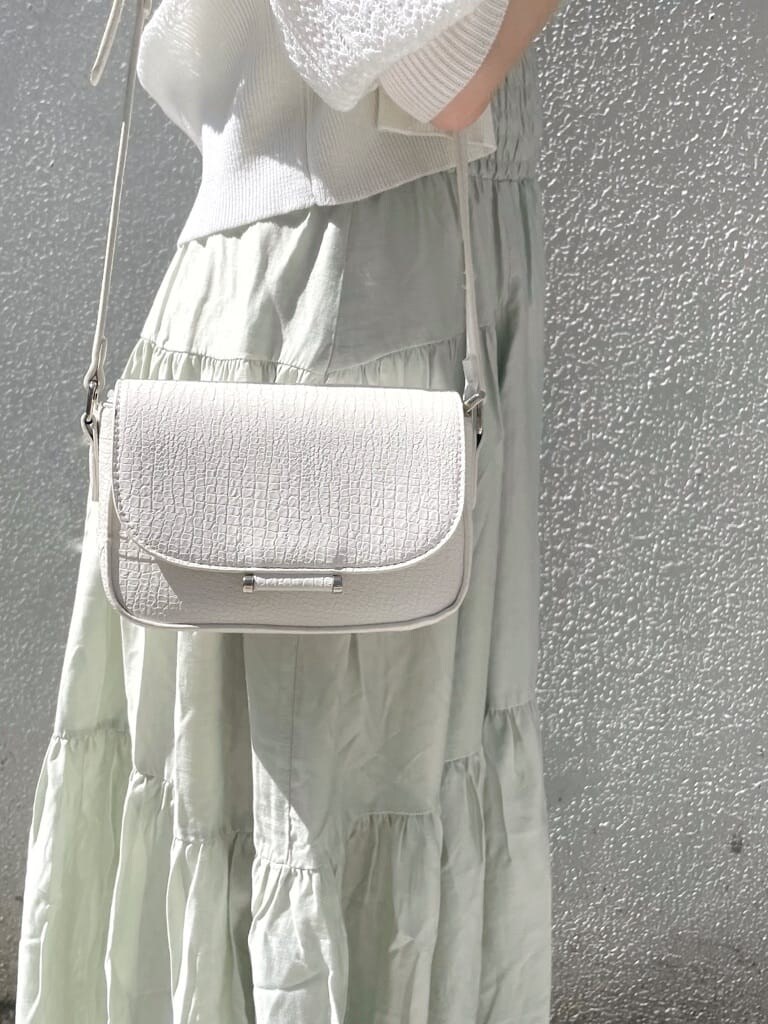 パープル系のサンダル、ホワイト系のショルダーバッグ、グリーン系のワンピースを着用したレディースの春コーディネートの8枚目の写真