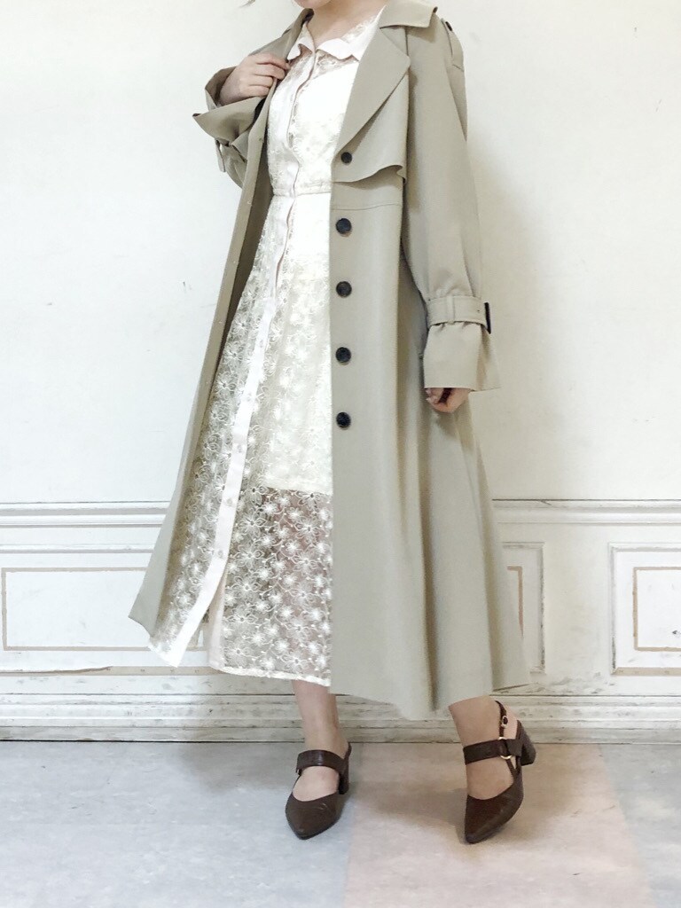 ベージュ系のトレンチコート、ホワイト系のワンピース、ブラウン系のパンプスを着用したレディースの夏コーディネートの4枚目の写真