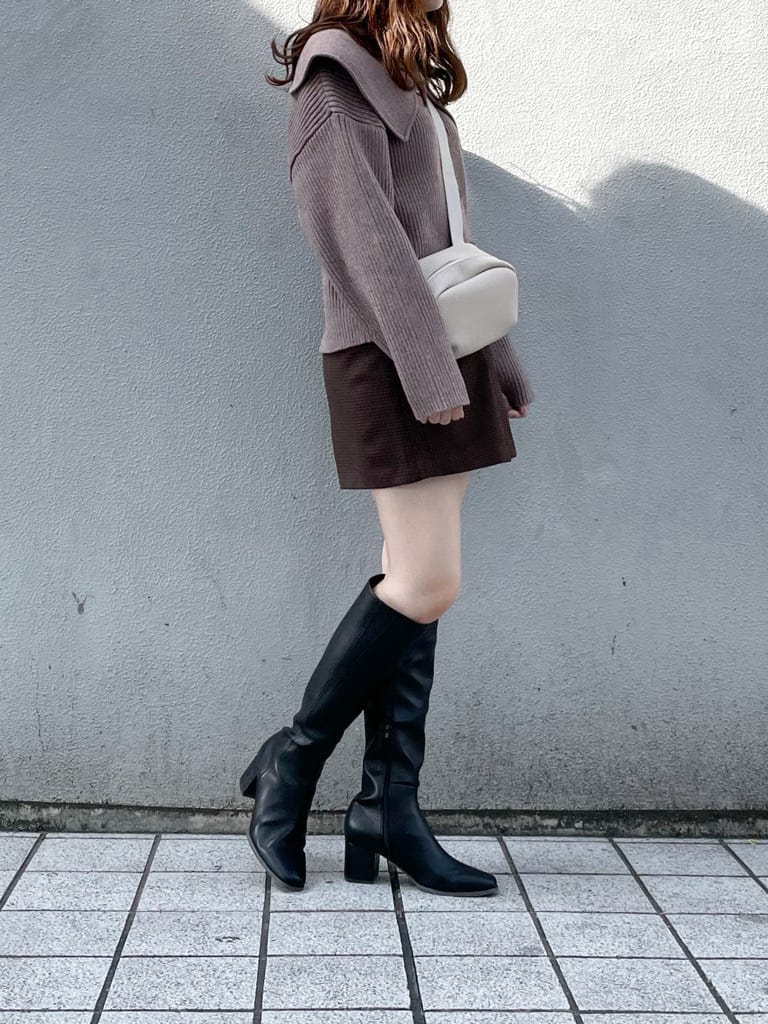ブラウン系のその他パンツ、ベージュ系のニット/セーター、ブラック系のブーツを着用したレディースの秋コーディネートの2枚目の写真