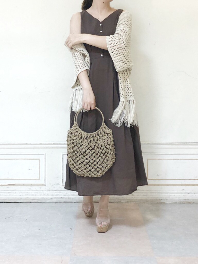 ブラウン系のワンピース、ベージュ系のハンドバッグ、その他のサンダルを着用したレディースの夏コーディネートの2枚目の写真