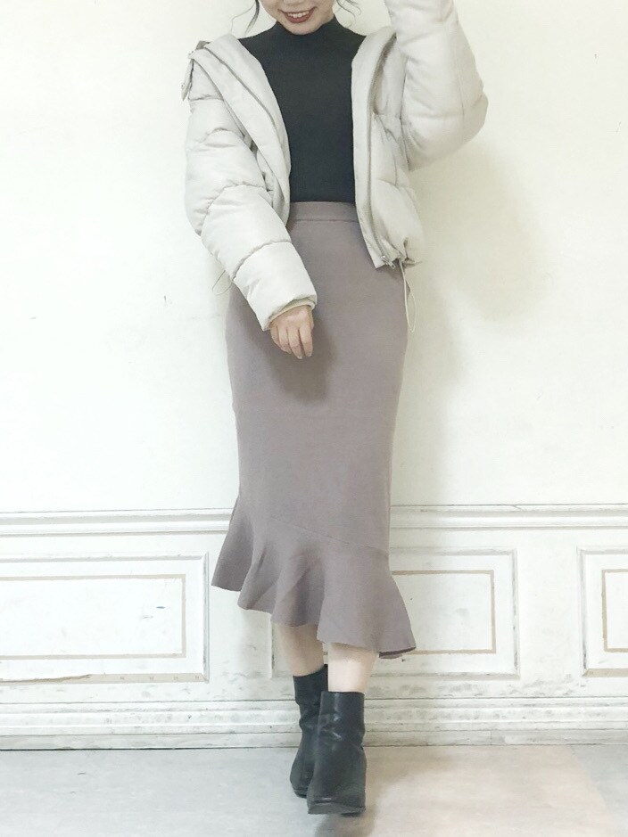 ブラウン系のブーツ、ブラウン系のニット/セーター、ホワイト系のブルゾンを着用したレディースの秋コーディネートの3枚目の写真