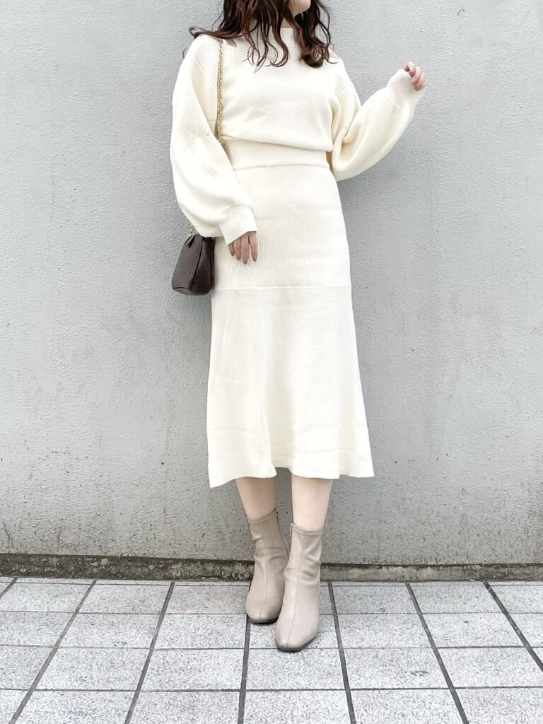ベージュ系のブーツ、ホワイト系のワンピース、ブルー系のチェスターコートを着用したレディースの冬コーディネートの6枚目の写真