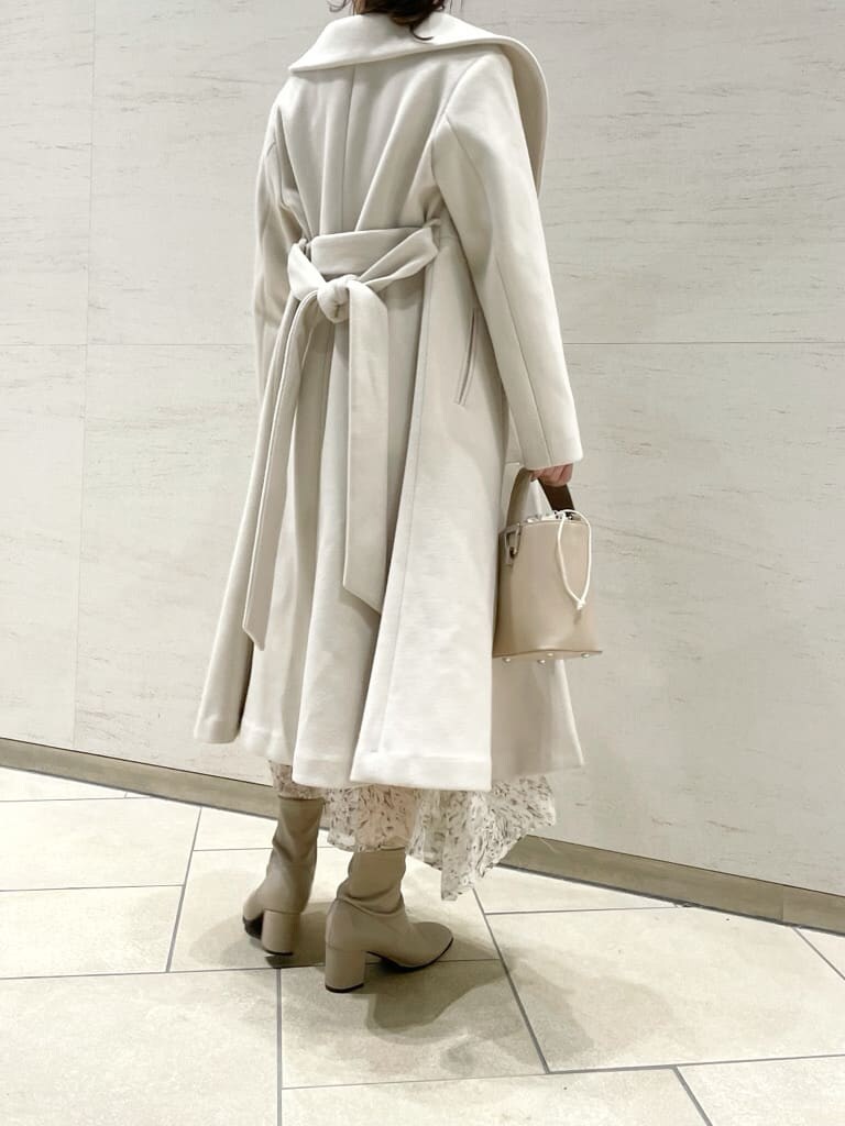 ホワイト系のその他アウター、ホワイト系のワンピース、ベージュ系のブーツを着用したレディースの夏コーディネートの3枚目の写真