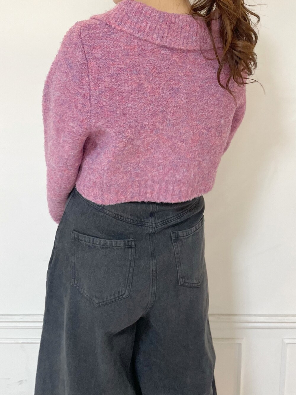 ピンク系のカーディガン/ボレロ、ブラック系のデニムパンツ、ホワイト系のブーツを着用したレディースの秋コーディネートの4枚目の写真