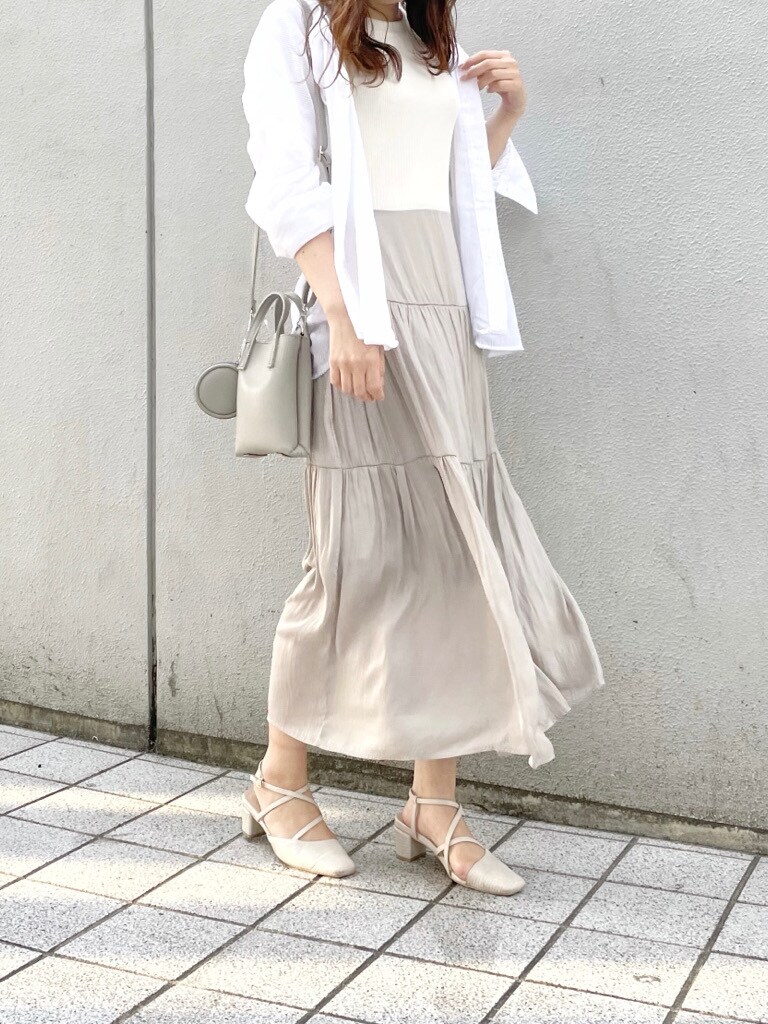 ホワイト系のパンプス、ホワイト系のシャツ/ブラウス、グレー系のハンドバッグを着用したレディースの春コーディネートの2枚目の写真