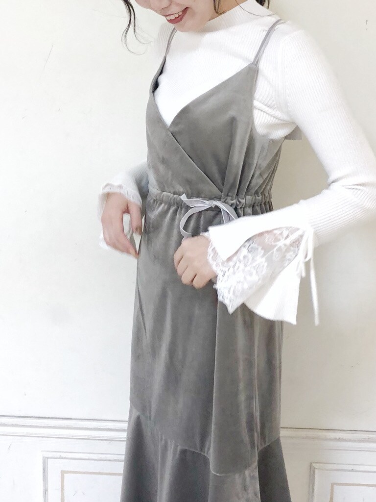 ブラウン系のブーツ、ホワイト系のニット/セーター、ブラウン系のその他アウターを着用したレディースの秋コーディネートの8枚目の写真