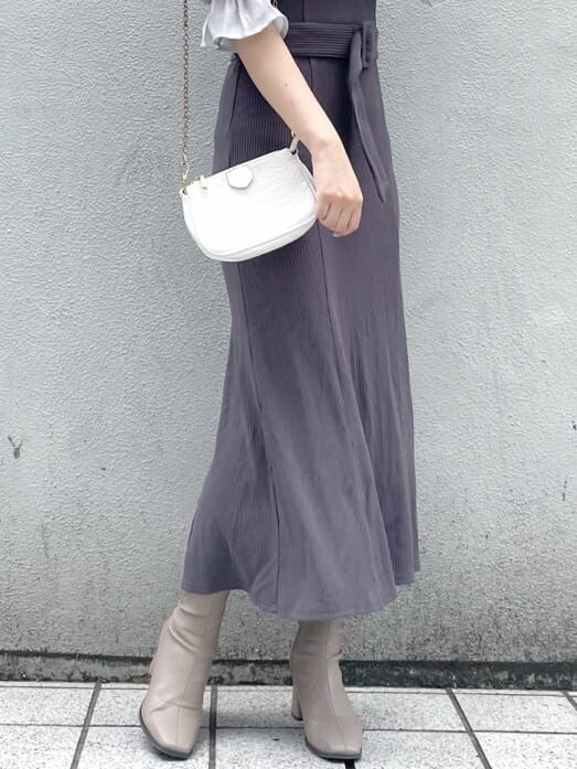 グレー系のワンピース、ベージュ系のブーツを着用したレディースの秋コーディネートの3枚目の写真