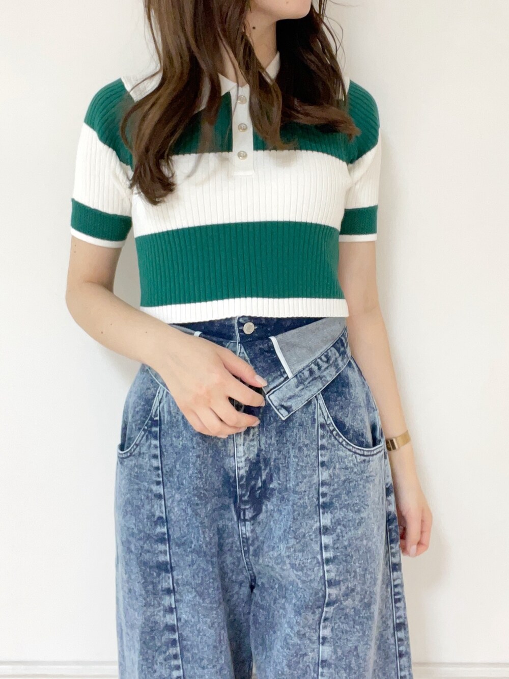 グリーン系のニット/セーター、その他のデニムパンツ、ホワイト系のパンプスを着用したレディースの春コーディネートの3枚目の写真