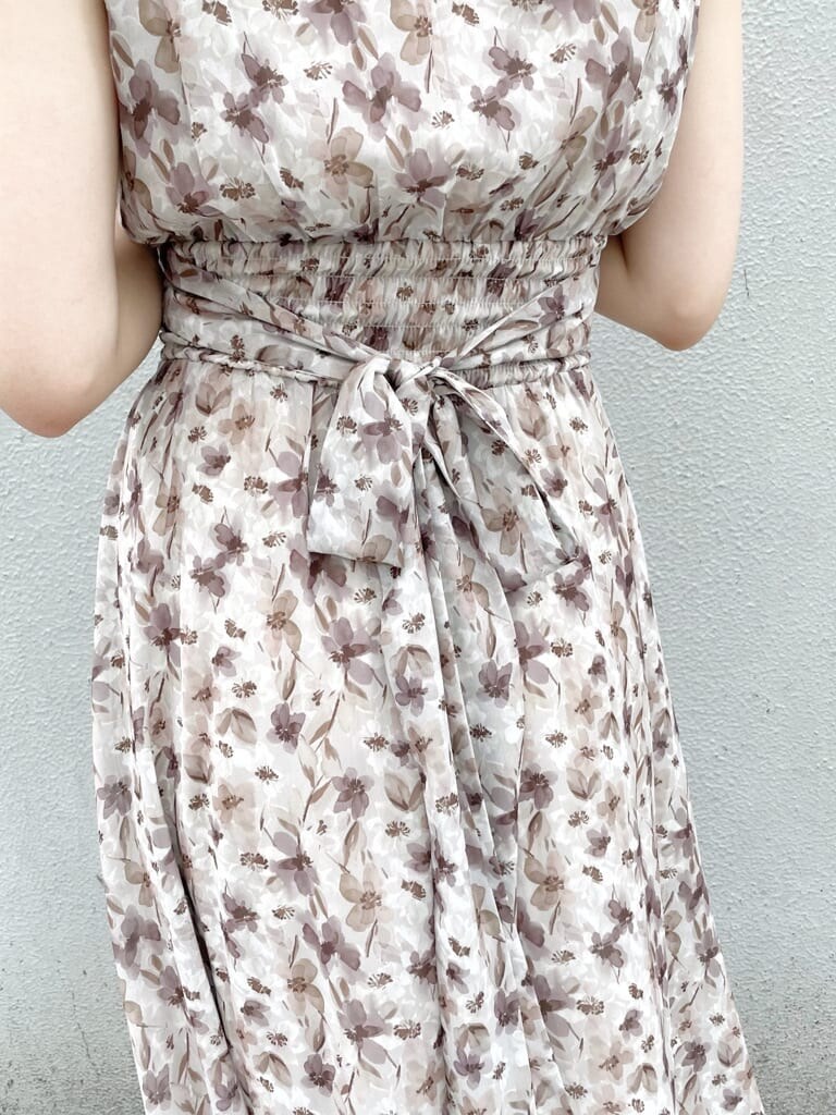 その他のサンダル、ベージュ系のワンピースを着用したレディースの夏コーディネートの5枚目の写真