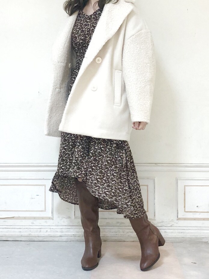 ホワイト系のその他アウター、ブラウン系のワンピース、ブラウン系のブーツを着用したレディースの秋コーディネートの2枚目の写真