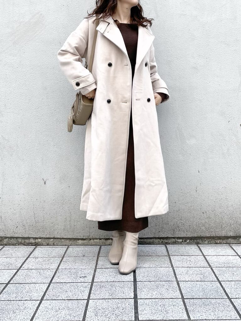 ブラウン系のワンピース、ホワイト系のその他アウター、ベージュ系のハンドバッグを着用したレディースの秋コーディネートの3枚目の写真