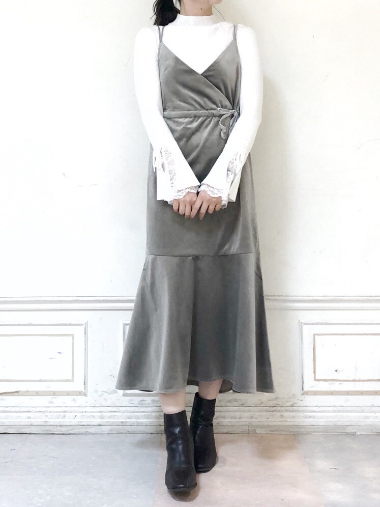 ブラウン系のブーツ、ホワイト系のニット/セーター、ブラウン系のその他アウターを着用したレディースの秋コーディネートの3枚目の写真