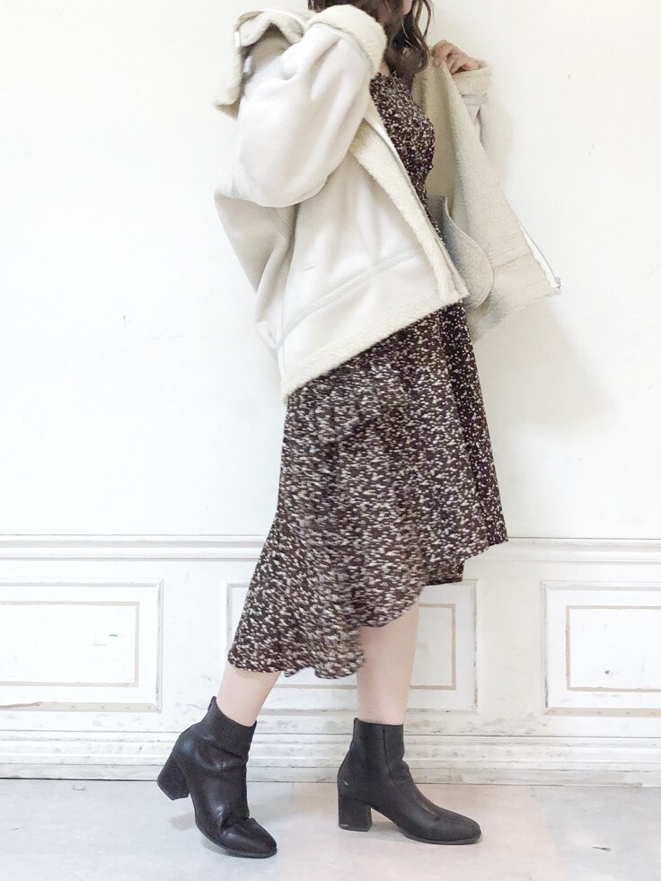 ブラウン系のワンピース、ブラウン系のブーツ、ホワイト系のブルゾンを着用したレディースの秋コーディネートの4枚目の写真