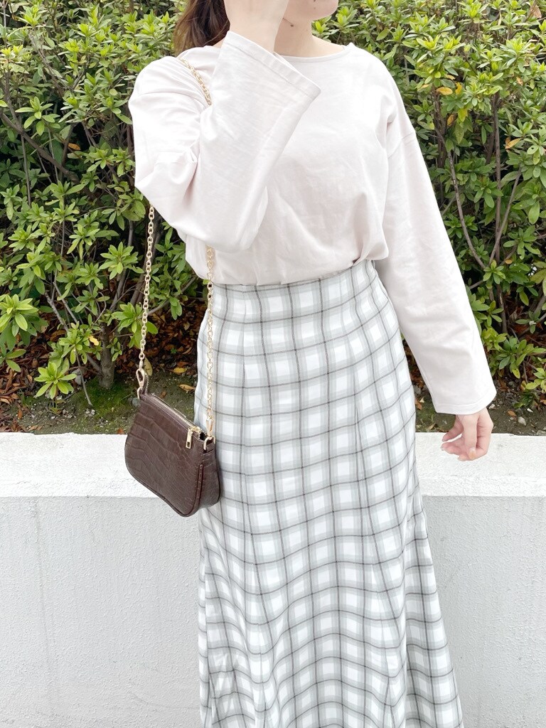 ホワイト系のパンプス、グレー系のTシャツ/カットソー、グレー系のスカートを着用したレディースの春コーディネートの4枚目の写真