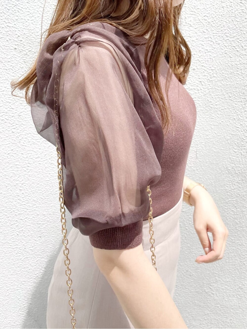 ホワイト系のショルダーバッグ、ブラウン系のスカート、その他のサンダルを着用したレディースの夏コーディネートの8枚目の写真