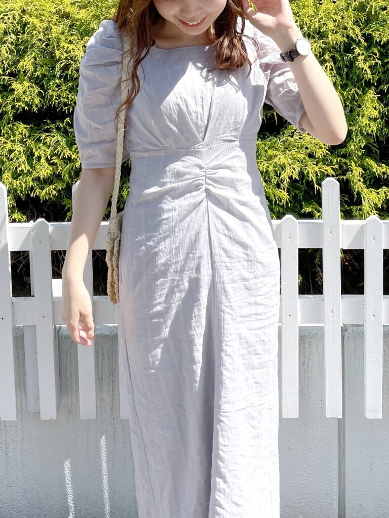 ブルー系のワンピース、その他のサンダルを着用したレディースの夏コーディネートの4枚目の写真