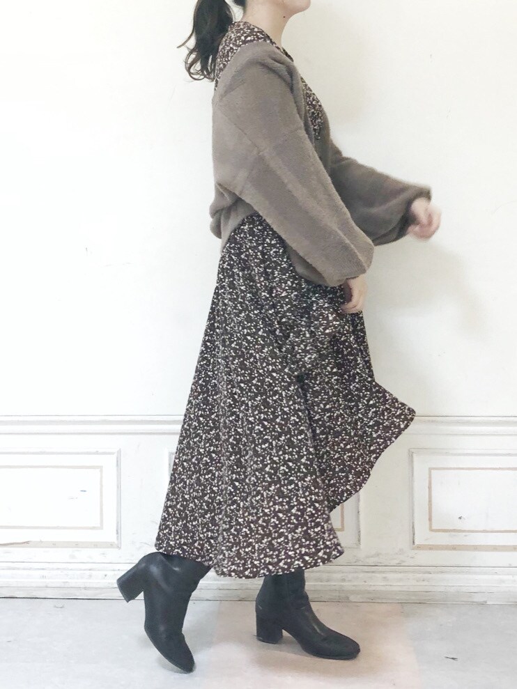 ブラウン系のワンピース、ブラウン系のブーツを着用したレディースの秋コーディネートの3枚目の写真