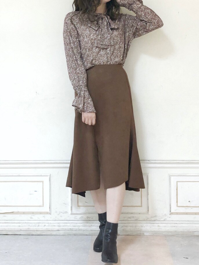 ブラウン系のシャツ/ブラウス、ブラウン系のスカート、ブラウン系のブーツを着用したレディースの秋コーディネートの2枚目の写真