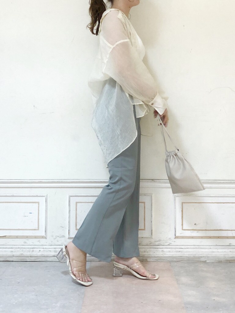 その他のサンダル、ホワイト系のハンドバッグ、ホワイト系のシャツ/ブラウスを着用したレディースの夏コーディネートの3枚目の写真