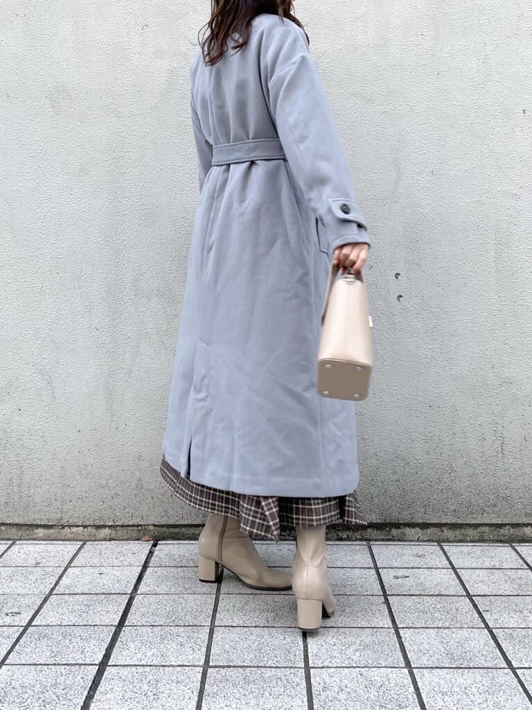 ブルー系のその他アウター、ブラウン系のワンピース、ベージュ系のブーツを着用したレディースの秋コーディネートの2枚目の写真