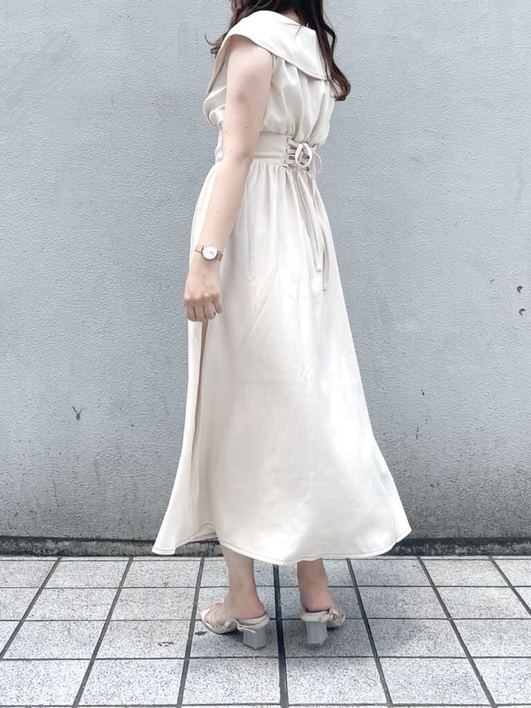 パープル系のサンダル、ブルー系のハンドバッグ、ホワイト系のワンピースを着用したレディースの夏コーディネートの4枚目の写真