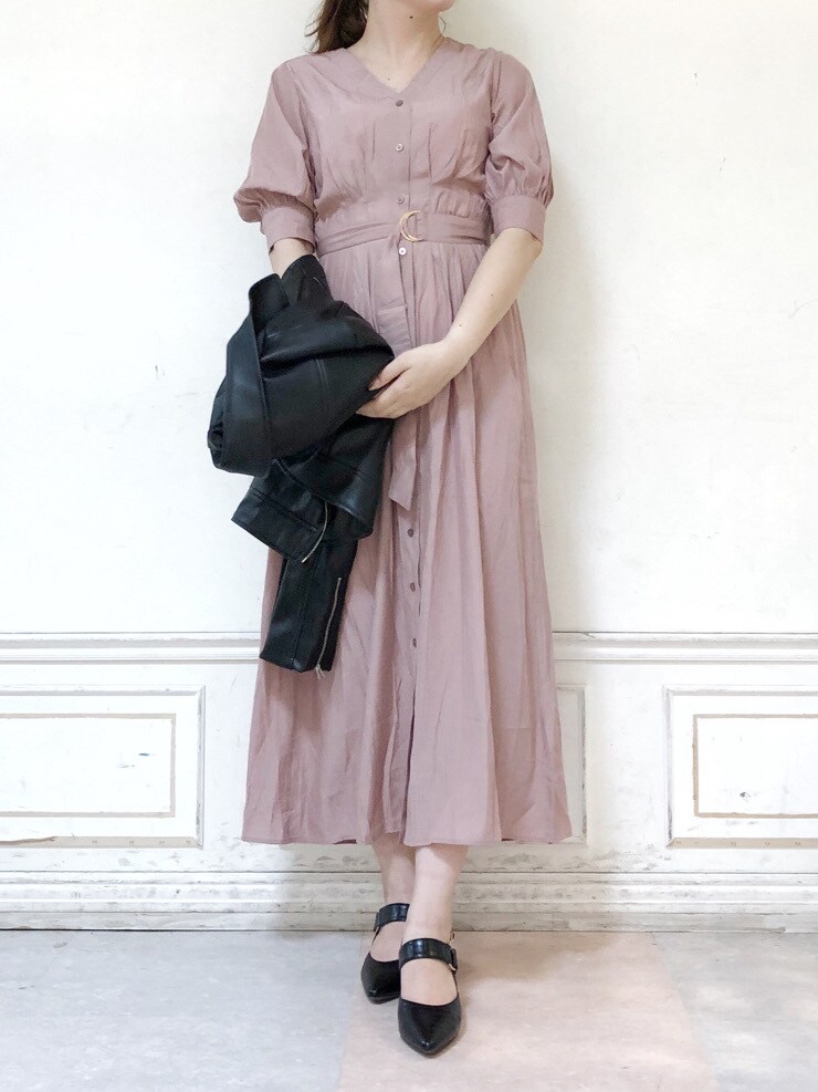 ブラック系のパンプス、ブラック系のライダースジャケット、ピンク系のワンピースを着用したレディースの秋コーディネートの4枚目の写真