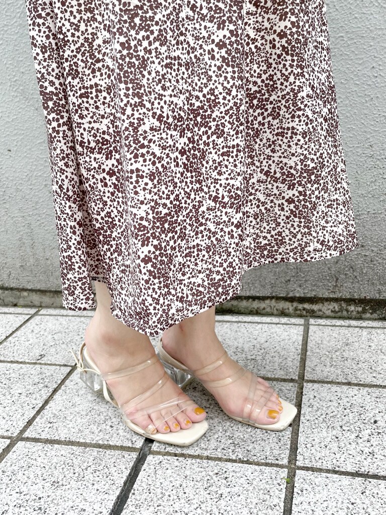 その他のサンダル、ブラウン系のワンピースを着用したレディースの夏コーディネートの7枚目の写真