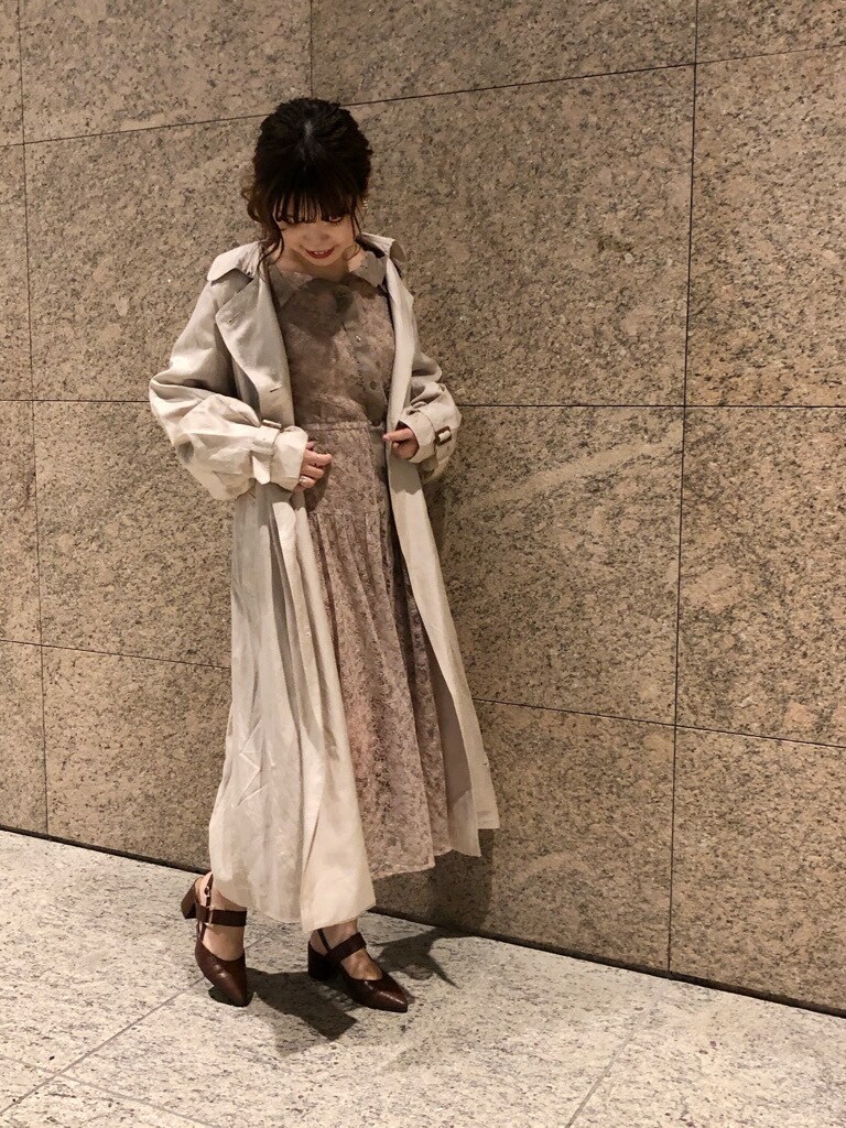 ブラウン系のパンプス、ベージュ系のトレンチコートを着用したレディースの冬コーディネートの2枚目の写真