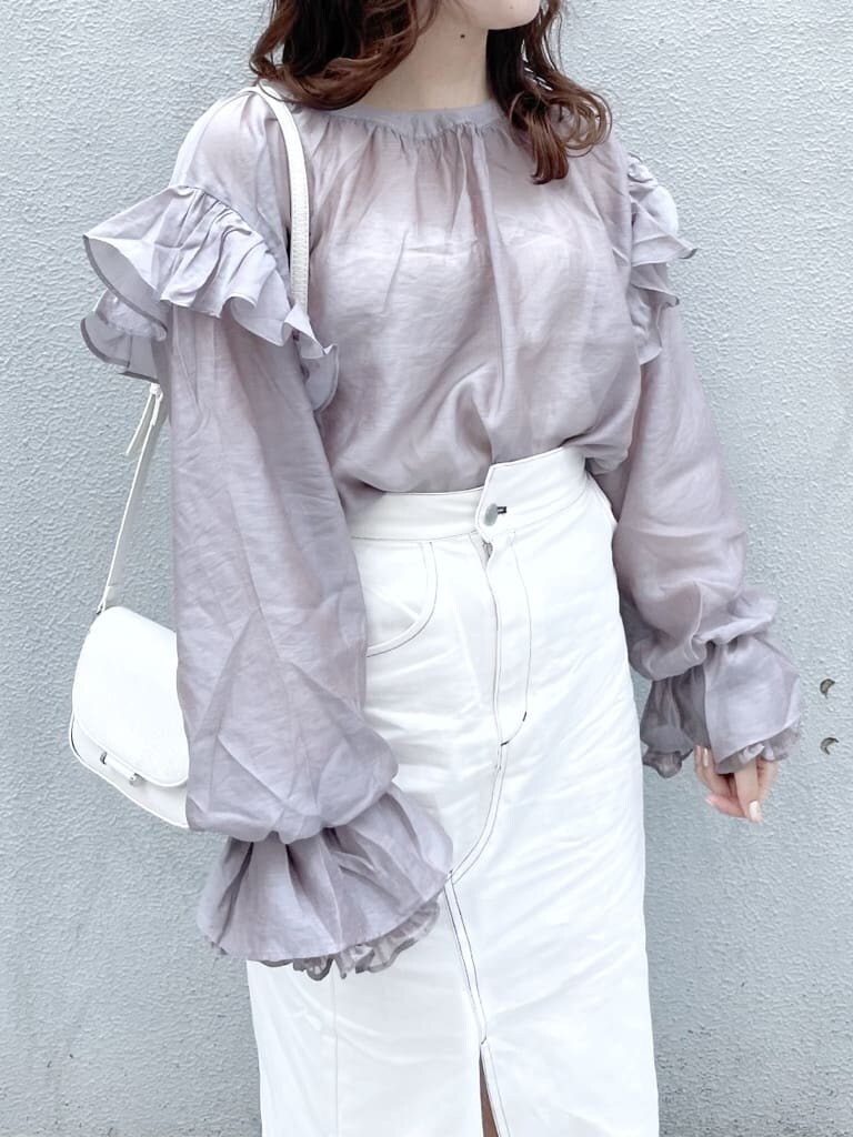 パープル系のシャツ/ブラウス、ホワイト系のパンプス、ホワイト系のショルダーバッグを着用したレディースの春コーディネートの4枚目の写真