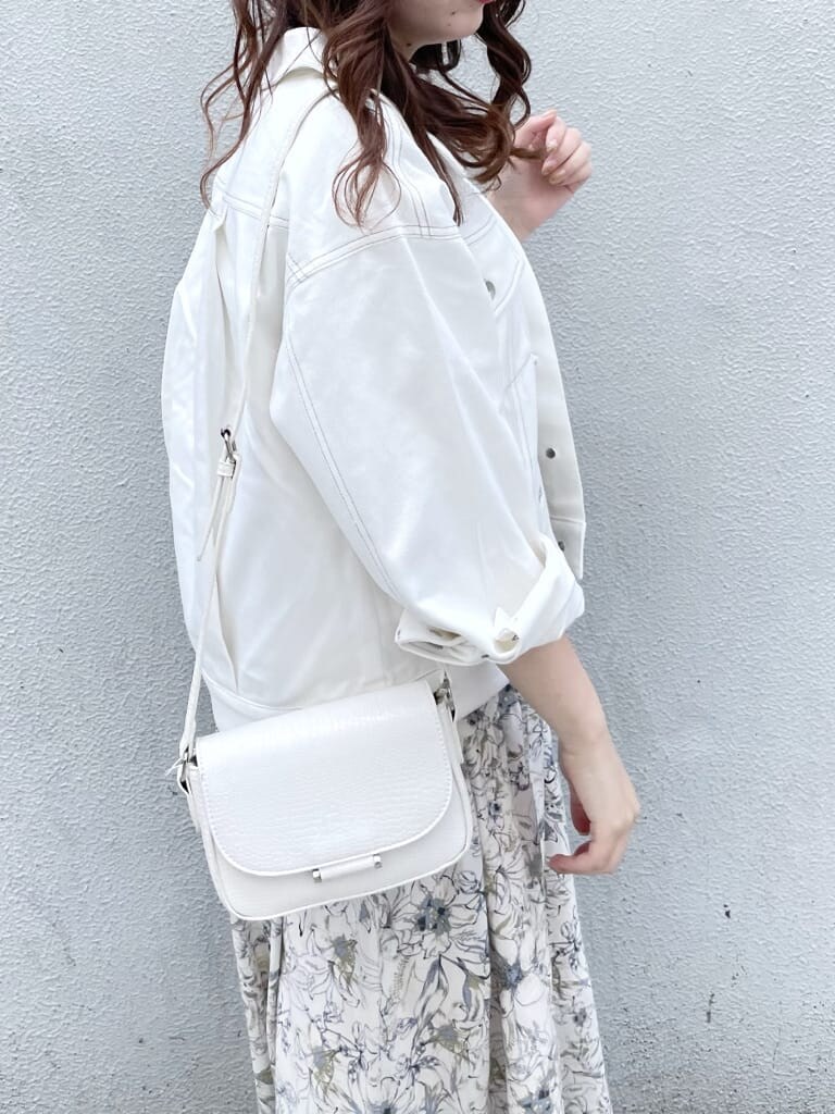 ホワイト系のデニムジャケット、ホワイト系のワンピース、ホワイト系のパンプスを着用したレディースの春コーディネートの4枚目の写真