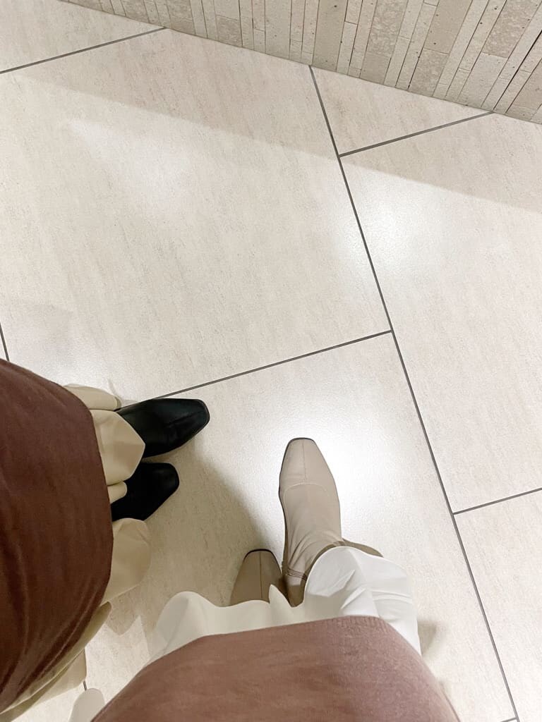 ブラウン系のワンピース、ベージュ系のワンピース、ベージュ系のブーツを着用したレディースの秋コーディネートの3枚目の写真