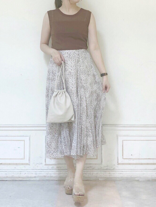 ホワイト系のスカート、その他のサンダル、ブラウン系のニット/セーターを着用したレディースの夏コーディネートの3枚目の写真