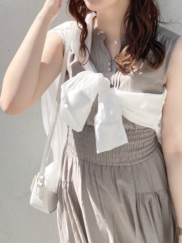 ホワイト系のショルダーバッグ、パープル系のサンダル、ベージュ系のワンピースを着用したレディースの春コーディネートの4枚目の写真