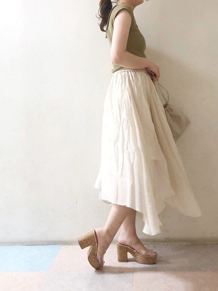 ホワイト系のスカート、ホワイト系のハンドバッグ、その他のサンダルを着用したレディースの夏コーディネートの3枚目の写真