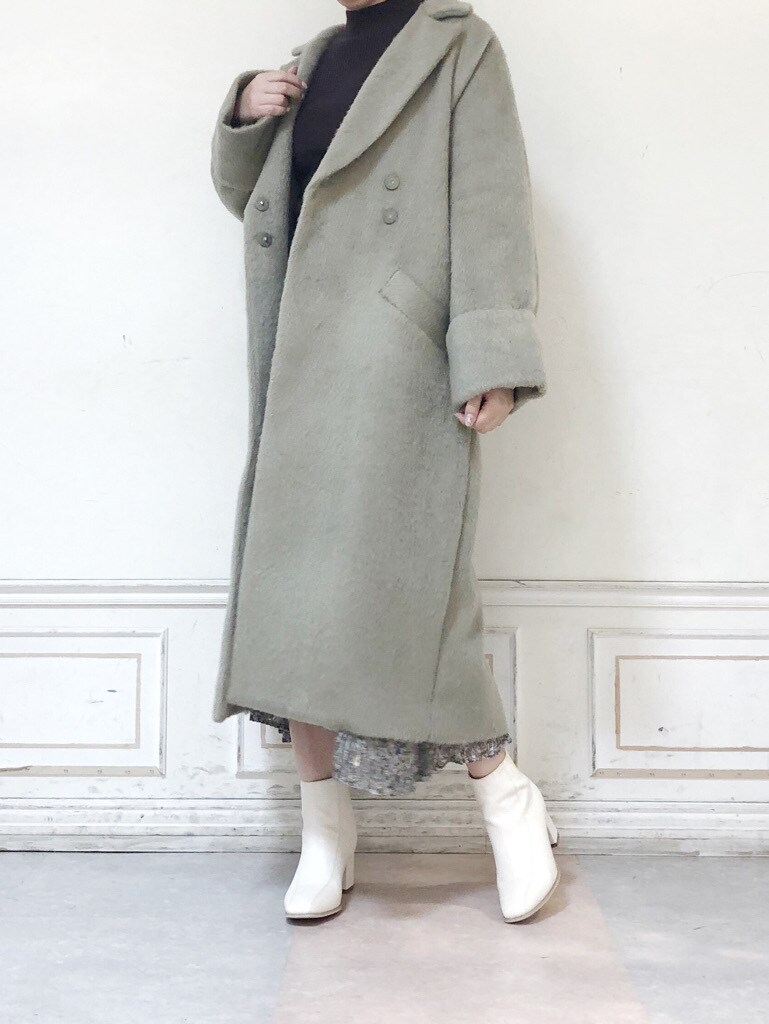 ホワイト系のブーツ、ブルー系のスカート、ブラウン系のニット/セーターを着用したレディースの秋コーディネートの4枚目の写真