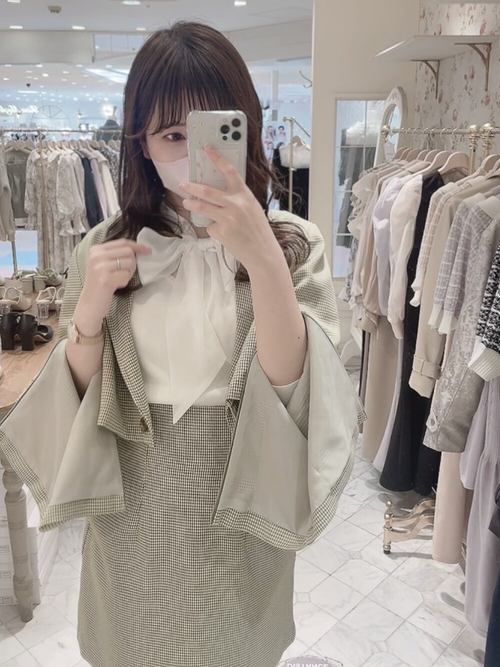 ホワイト系のニット/セーター、グリーン系のテーラードジャケット、グリーン系のスカートを着用したレディースの冬コーディネートの4枚目の写真