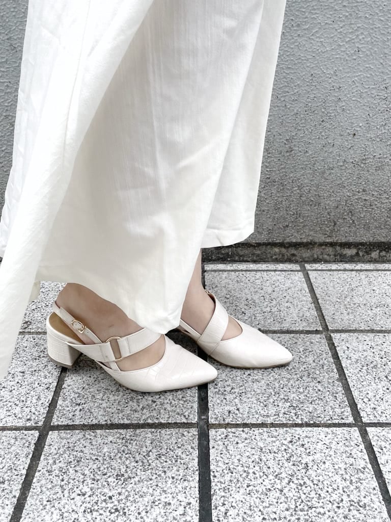 ホワイト系のワンピース、ブルー系のハンドバッグ、ホワイト系のパンプスを着用したレディースの春コーディネートの8枚目の写真