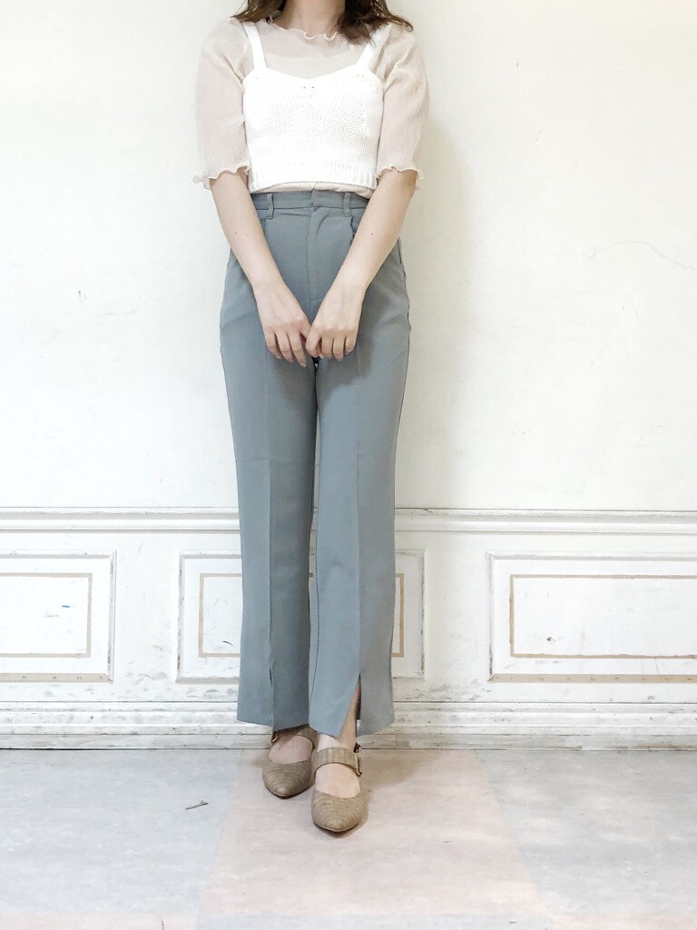 ベージュ系のパンプス、ホワイト系のシャツ/ブラウス、グレー系のその他パンツを着用したレディースの夏コーディネートの2枚目の写真