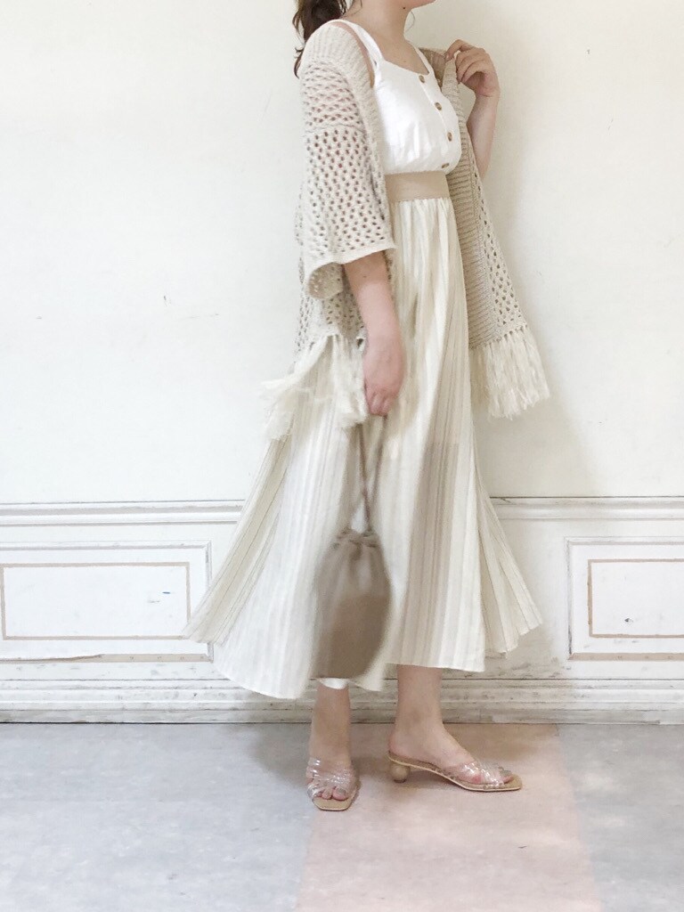 ベージュ系のワンピース、その他のサンダル、ベージュ系のカーディガン/ボレロを着用したレディースの夏コーディネートの4枚目の写真