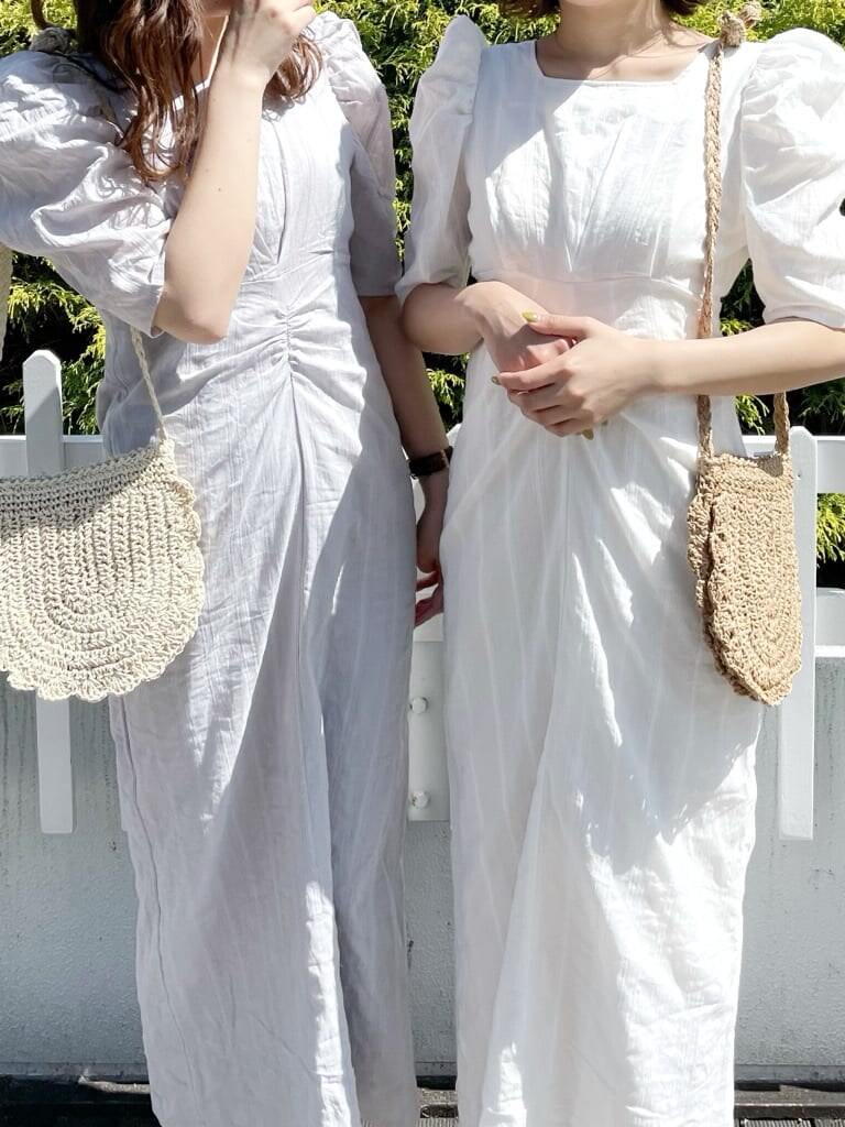 ブルー系のワンピース、ホワイト系のワンピース、その他のサンダルを着用したレディースの夏コーディネートの2枚目の写真