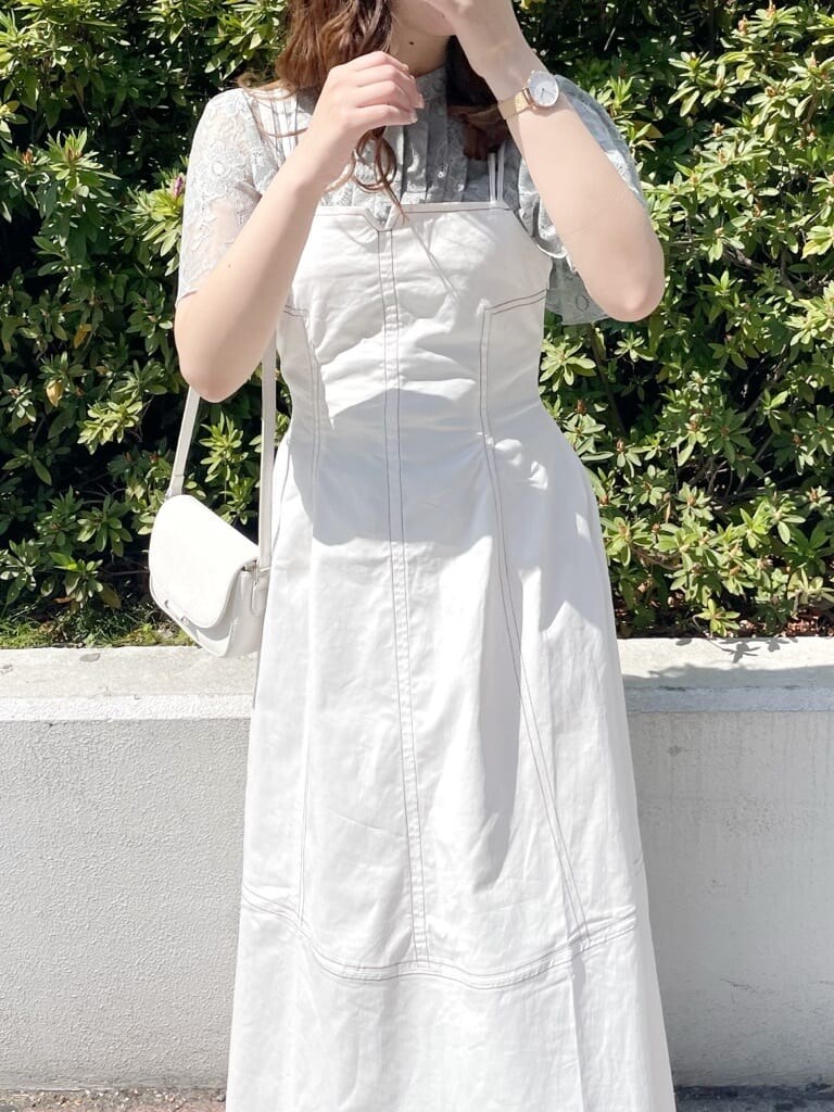 ホワイト系のパンプス、ホワイト系のショルダーバッグ、グレー系のシャツ/ブラウスを着用したレディースの春コーディネートの5枚目の写真