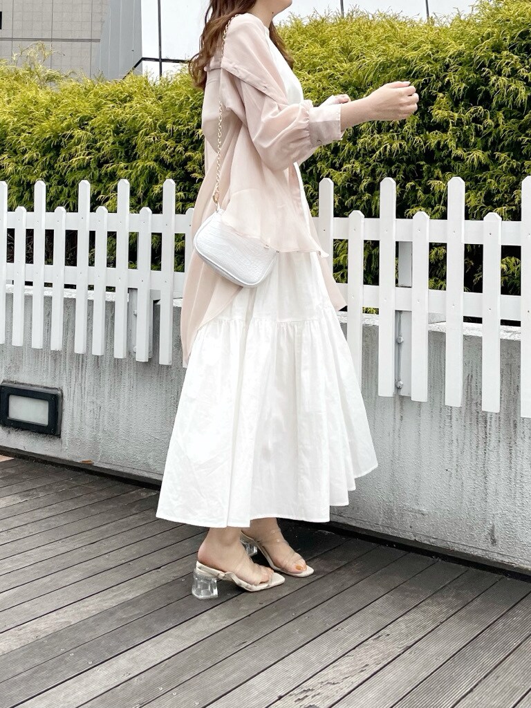 ピンク系のシャツ/ブラウス、ホワイト系のショルダーバッグ、ホワイト系のワンピースを着用したレディースの春コーディネートの2枚目の写真